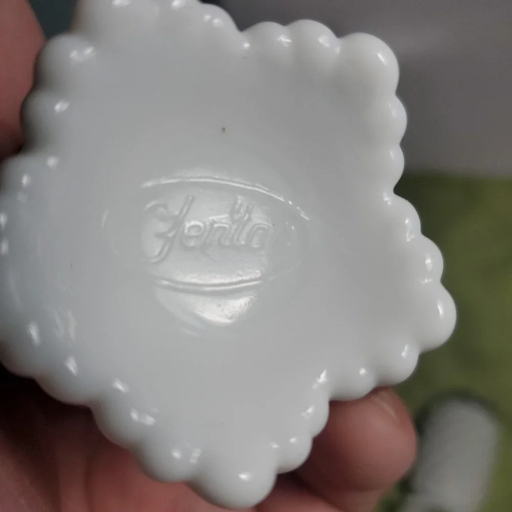 Vtg‎ Fenton Hobnail Milk Glass Salt & Pepper Shakers Flower Petal Foot